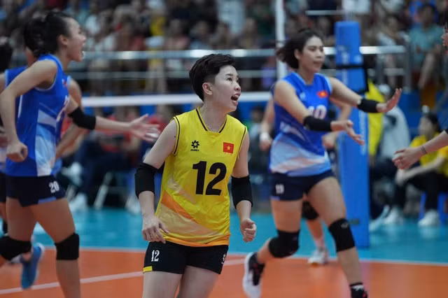 Libero Khánh Đang (áo vàng) có những phản xạ cứu thua xuất sắc trước sức tấn công của các tay đập Thái Lan