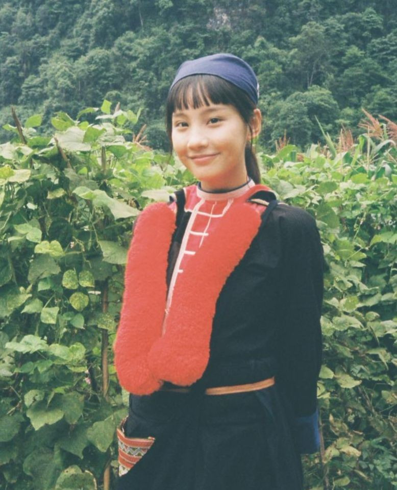 Thu Hà Ceri trở thành cái tên chiếm sóng mạng xã hội những ngày qua nhờ vai Pu trong phim truyền hình giờ vàng Đi giữa trời rực rỡ. Trong phim, vai Pu là cô gái Dao đỏ xinh đẹp, học giỏi, mới nhận giấy trúng tuyển vào đại học. Pu có ước mơ rời bản, đến thành phố học tập và được cậu bạn thuở nhỏ - Chải (Long Vũ đóng) - yêu say đắm, muốn cưới làm vợ. Thu Hà Ceri trở thành cái tên chiếm sóng mạng xã hội những ngày qua nhờ vai Pu trong phim truyền hình giờ vàng Đi giữa trời rực rỡ. Trong phim, vai Pu là cô gái Dao đỏ xinh đẹp, học giỏi, mới nhận giấy trúng tuyển vào đại học. Pu có ước mơ rời bản, đến thành phố học tập và được cậu bạn thuở nhỏ - Chải (Long Vũ đóng) - yêu say đắm, muốn cưới làm vợ.