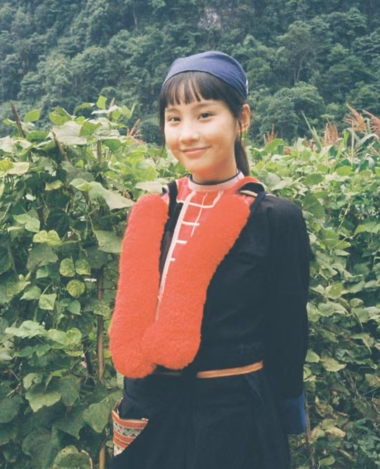 Thu Hà Ceri trở thành cái tên chiếm sóng mạng xã hội những ngày qua nhờ vai Pu trong phim truyền hình giờ vàng Đi giữa trời rực rỡ. Trong phim, vai Pu là cô gái Dao đỏ xinh đẹp, học giỏi, mới nhận giấy trúng tuyển vào đại học. Pu có ước mơ rời bản, đến thành phố học tập và được cậu bạn thuở nhỏ - Chải (Long Vũ đóng) - yêu say đắm, muốn cưới làm vợ.