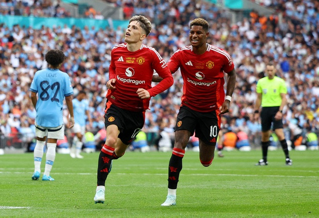 Tiền đạo trẻ Argentina với kiểu ăn mừng có phần quá tự tin Tiền đạo trẻ Argentina với kiểu ăn mừng có phần quá tự tin