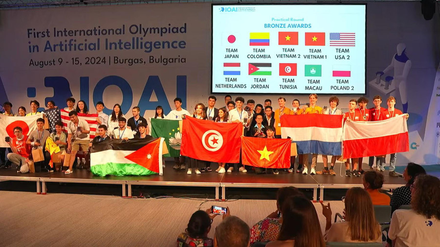 Đội Việt Nam 1 và Việt Nam 2 cùng nhận giải đồng cho phần thi Thực hành. Ảnh nguồn giaoducthoidai.vn