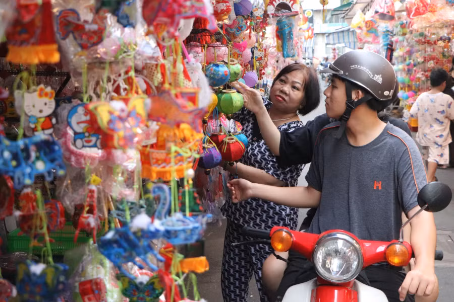 Bạn trẻ tìm mua lồng đèn để vui chơi Trung thu sớm