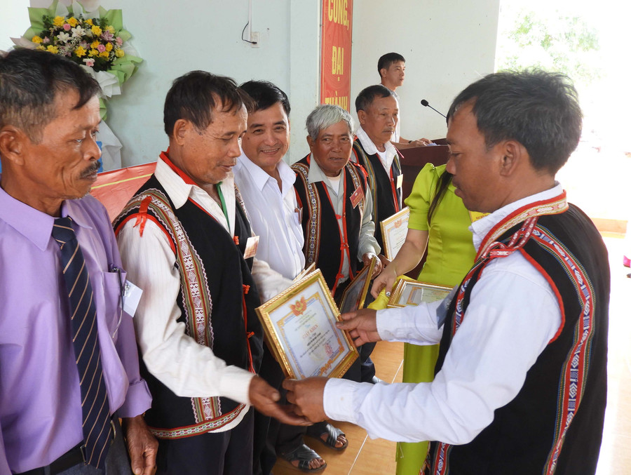 Trao giấy khen của Chủ tịch UBND xã Kdang cho cán bộ, hội viên nông dân có thành tích trong phong trào thi đua yêu nước. Ảnh: T.N Trao giấy khen của Chủ tịch UBND xã Kdang cho cán bộ, hội viên nông dân có thành tích trong phong trào thi đua yêu nước. Ảnh: T.N