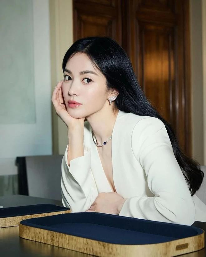 Nam diễn viên Vincenzo Song Joong Ki (trái) và nữ diễn viên Song Hye Kyo của phim The Glory Nam diễn viên Vincenzo Song Joong Ki (trái) và nữ diễn viên Song Hye Kyo của phim The Glory
