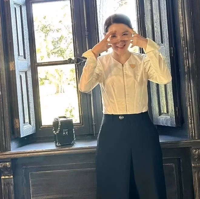 Nữ diễn viên Jun Ji Hyun (trái) và nữ diễn viên Nàng Dae Jang Geum Lee Young Ae