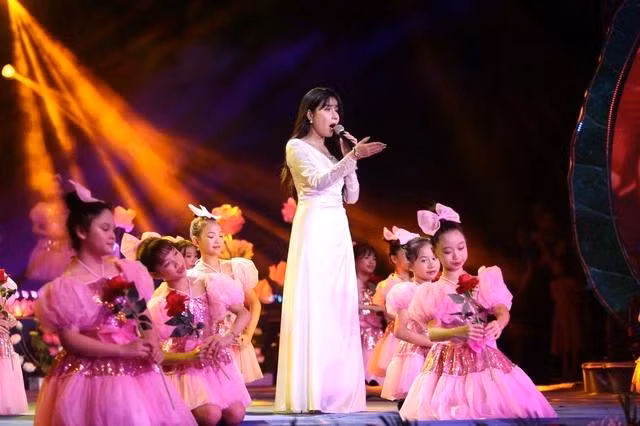 Ca sĩ Lưu Hương Giang hát Ước mơ của mẹ