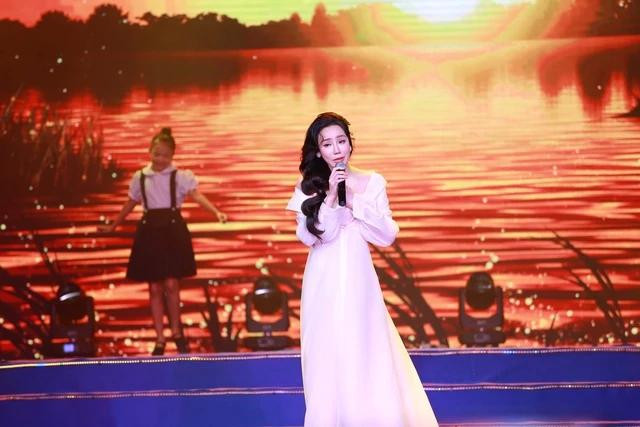 Lần đầu tiên Hồ Quỳnh Hương hát Mẹ yêu con của nhạc sĩ Nguyễn Văn Tý Lần đầu tiên Hồ Quỳnh Hương hát Mẹ yêu con của nhạc sĩ Nguyễn Văn Tý