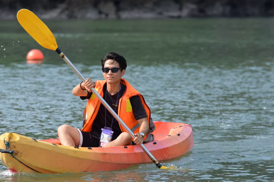 Nhiều du khách cho biết, dù đi nhiều nơi nhưng hiếm có ở đâu chèo kayak thú vị như trên vịnh Hạ Long