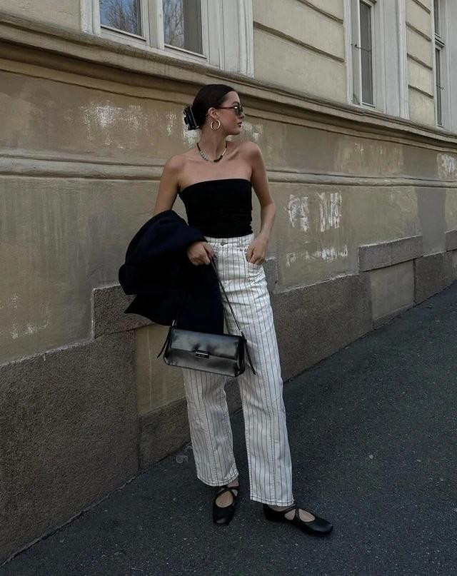 Không cần phải là kiểu quần dài màu xanh đen truyền thống với những sọc kẻ, một chiếc quần màu ngà với những đường sọc nổi bật là đủ để đôi chân nàng được "kéo dài" ra, bất kể là mang cùng giày bệt hay xăng đan đế thấp Không cần phải là kiểu quần dài màu xanh đen truyền thống với những sọc kẻ, một chiếc quần màu ngà với những đường sọc nổi bật là đủ để đôi chân nàng được "kéo dài" ra, bất kể là mang cùng giày bệt hay xăng đan đế thấp