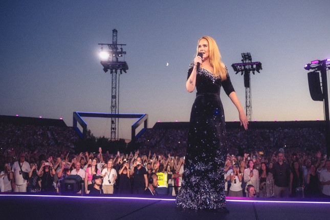 Danh ca người Anh từng hợp tác với nhà thiết kế Công Trí trước đó.