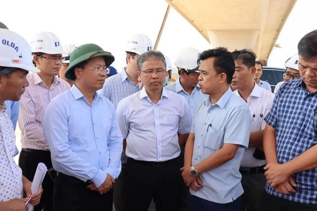 Thứ trưởng Bộ GTVT Nguyễn Duy Lâm nghe các đơn vị báo cáo