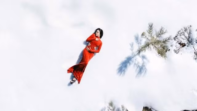 Lệ Quyên cho biết cô lựa chọn bối cảnh núi tuyết để ghi hình vì muốn thể hiện được sự cô đơn của người phụ nữ sau khi trải qua mối tình tan vỡ.