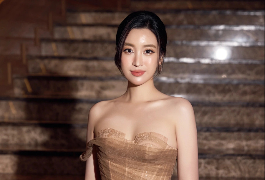 Đỗ Mỹ Linh được nhận xét ngày càng đằm thắm, quyến rũ hơn sau khi sinh con