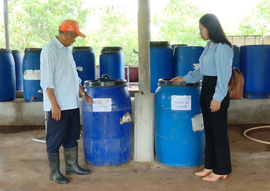 Ông Phạm Văn Tuấn (bìa trái) giới thiệu về những sản phẩm phân bón hữu cơ. Ảnh: M.T Ông Phạm Văn Tuấn (bìa trái) giới thiệu về những sản phẩm phân bón hữu cơ. Ảnh: M.T