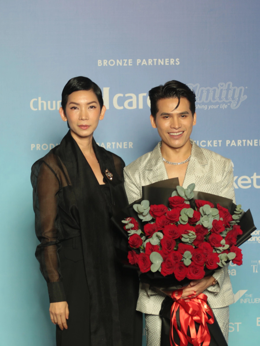 Xuân Lan chuẩn bị bó hoa lớn dành tặng Quốc Thiên. Cô gửi lời chúc cho dự án live concert của quán quân Vietnam Idol 2008 được khán giả ủng hộ