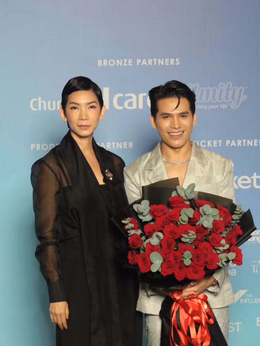 Xuân Lan chuẩn bị bó hoa lớn dành tặng Quốc Thiên. Cô gửi lời chúc cho dự án live concert của quán quân Vietnam Idol 2008 được khán giả ủng hộ