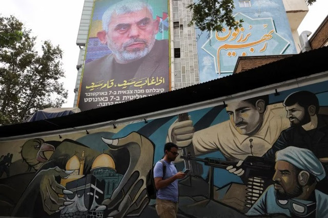 Chân dung thủ lĩnh Hamas quá cố Ismail Haniyeh trên đường phố Tehran - Iran hôm 12-8 - Ảnh: REUTERS Chân dung thủ lĩnh Hamas quá cố Ismail Haniyeh trên đường phố Tehran - Iran hôm 12-8 - Ảnh: REUTERS