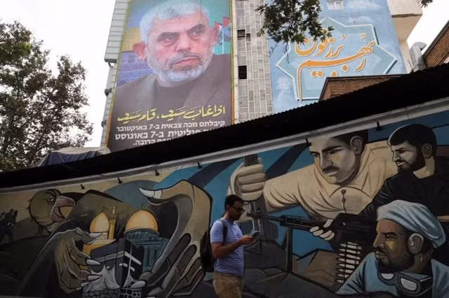 Chân dung thủ lĩnh Hamas quá cố Ismail Haniyeh trên đường phố Tehran - Iran hôm 12-8 - Ảnh: REUTERS