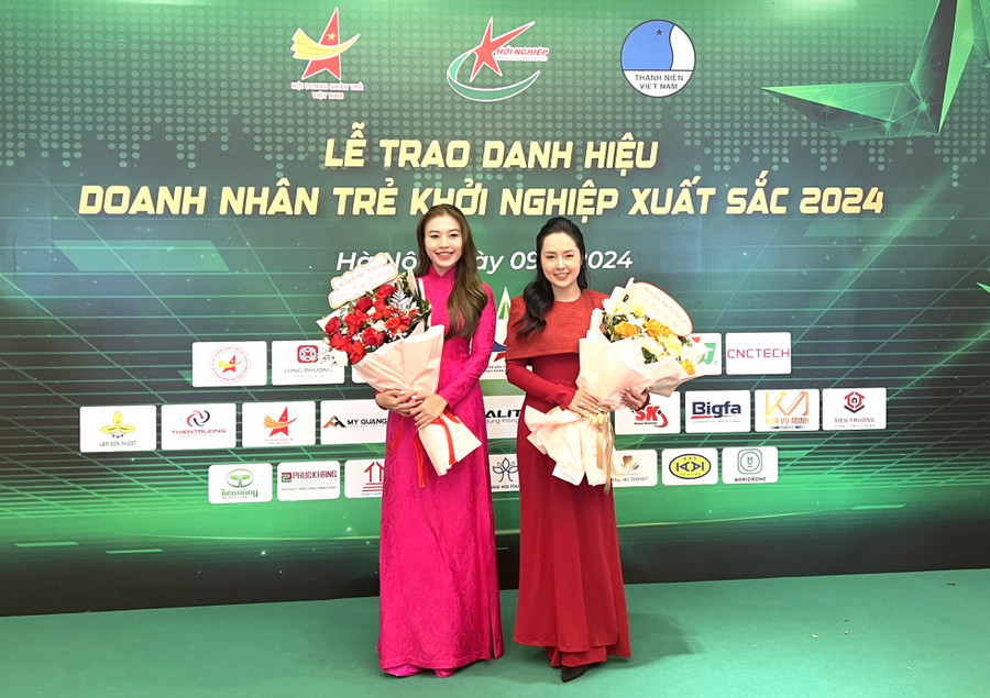 Chị Phan Thị Huyền Trang (bìa trái) và chị Phan Nguyễn Hoài Thương nhận giải thưởng doanh nhân trẻ khởi nghiệp xuất sắc năm 2024. Ảnh: H.Đ.T Chị Phan Thị Huyền Trang (bìa trái) và chị Phan Nguyễn Hoài Thương nhận giải thưởng doanh nhân trẻ khởi nghiệp xuất sắc năm 2024. Ảnh: H.Đ.T