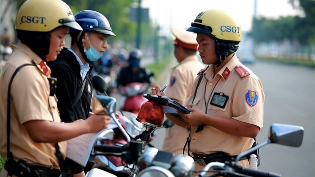 Lực lượng Cảnh sát Giao thông kiểm tra hành chính tài xế. Ảnh: Công Nguyễn/Nguồn NLĐO Lực lượng Cảnh sát Giao thông kiểm tra hành chính tài xế. Ảnh: Công Nguyễn/Nguồn NLĐO