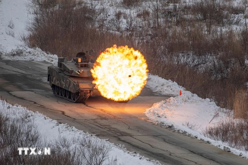 Xe tăng K1A2 tham gia tập trận bắn đạn thật gần biên giới liên Triều tháng 1-2024. Ảnh: Yonhap/TTXVN Xe tăng K1A2 tham gia tập trận bắn đạn thật gần biên giới liên Triều tháng 1-2024. Ảnh: Yonhap/TTXVN