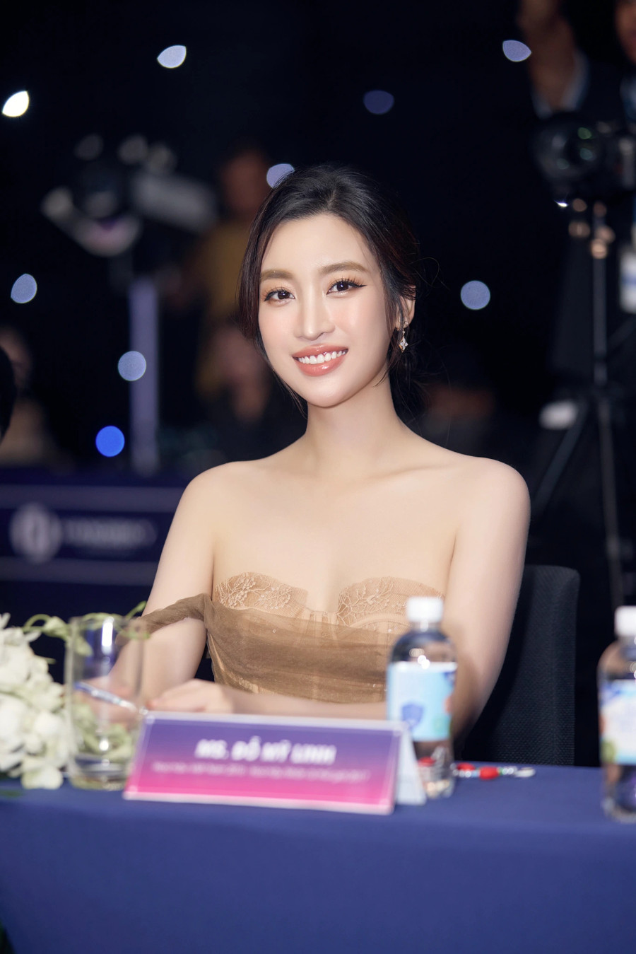 Hoa hậu Việt Nam 2016 ngồi &quot;ghế nóng&quot; cuộc thi nhan sắc