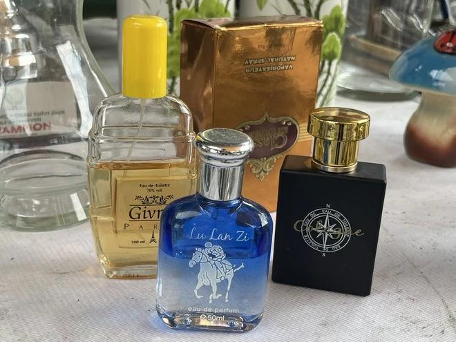 Trang sức, nước hoa, đồ điện tử, hộp quẹt... đều có thể tìm thấy ở chợ lạc xoong Trang sức, nước hoa, đồ điện tử, hộp quẹt... đều có thể tìm thấy ở chợ lạc xoong