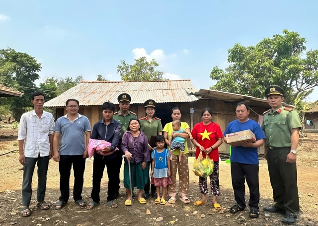Cơ quan công an trao tặng nhu yếu phẩm cho gia đình ông Vương Văn Long