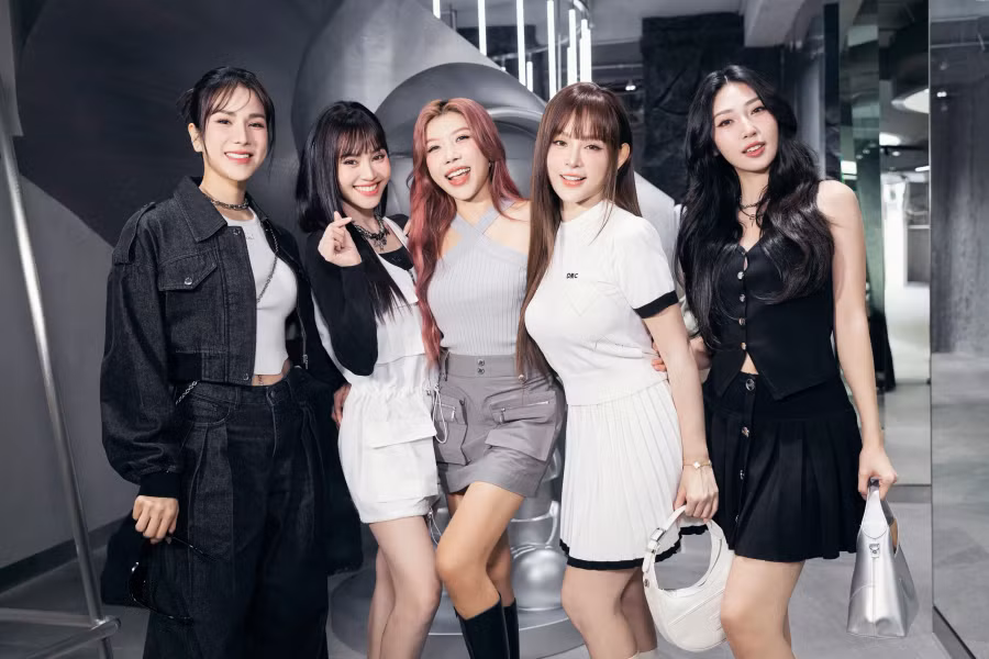 Qua những thiết kế mới, Đỗ Mạnh Cường vừa muốn tiếp cận thế hệ trẻ, đồng thời giúp công chúng yêu thời trang lớn tuổi hơn có thể trải nghiệm phong cách mới mẻ này