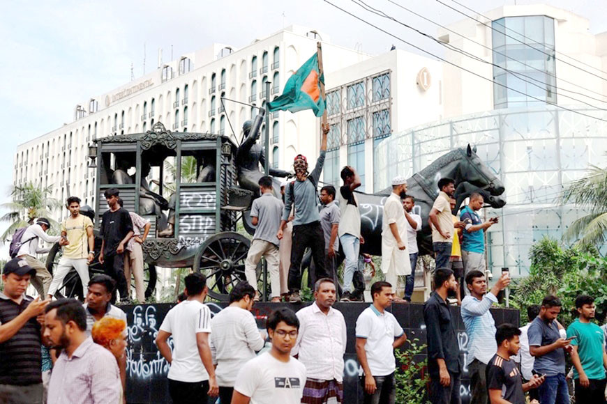 Người dân Bangladesh ăn mừng sau khi Thủ tướng Hasina từ chức ngày 5-8. Ảnh: REUTERS