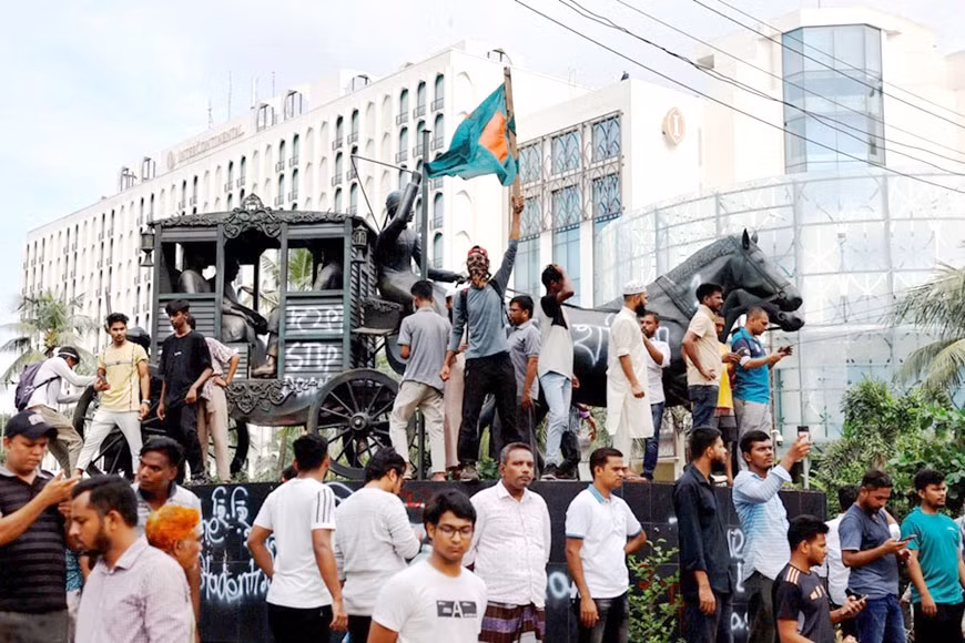 Người dân Bangladesh ăn mừng sau khi Thủ tướng Hasina từ chức ngày 5-8. Ảnh: REUTERS Người dân Bangladesh ăn mừng sau khi Thủ tướng Hasina từ chức ngày 5-8. Ảnh: REUTERS