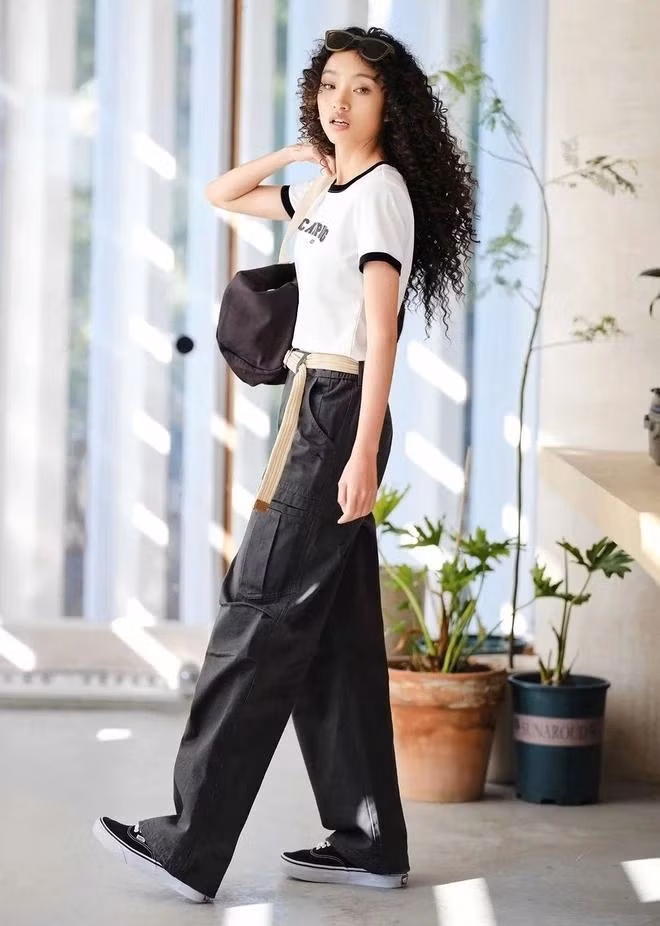 Quần trên các chất vải kaki, vải dù với phom dáng phóng khoáng, thoải mái được người trẻ yêu thích