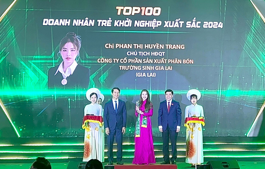 Chị Phan Thị Huyền Trang nhận giải khởi nghiệp trẻ xuất sắc năm 2024. Ảnh: H.Đ.T Chị Phan Thị Huyền Trang nhận giải khởi nghiệp trẻ xuất sắc năm 2024. Ảnh: H.Đ.T