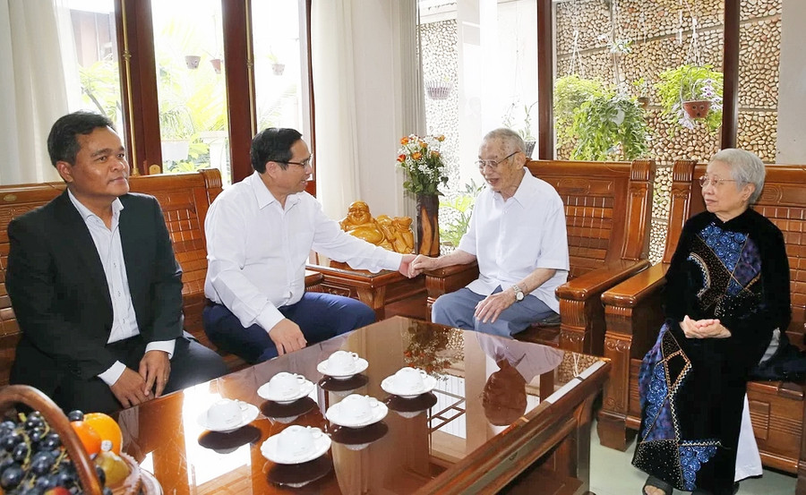 Thủ tướng Chính phủ Phạm Minh Chính (thứ 3 từ phải sang) và Bí thư Tỉnh ủy, Chủ tịch HĐND tỉnh Hồ Văn Niên (thứ 4 từ phải sang) thăm gia đình ông Ngô Thành ngày 21-5-2022. Ảnh: Văn Điệp