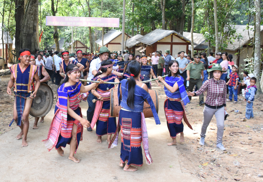 Niềm vui của người dân trong ngày khánh thành Khu Di tích lịch sử cách mạng của tỉnh tại xã Krong (huyện Kbang). Ảnh: Minh Nguyễn