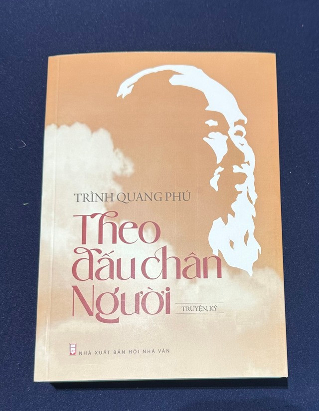 Tập sách “Theo dấu chân Người”