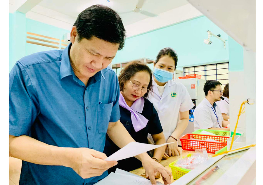 Đoàn giám sát của Thường trực HĐND tỉnh kiểm tra việc cấp thuốc bảo hiểm y tế cho bệnh nhân tại Bệnh viện Đa khoa tỉnh. Ảnh: N.N