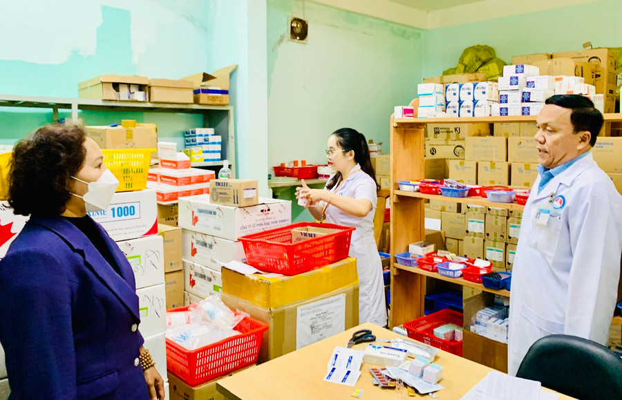 Đoàn giám sát của Hội đồng Nhân dân tỉnh Gia Lai kiểm tra việc bảo quản thuốc tại Bệnh viện Lao và bệnh phổi Gia Lai. Ảnh: Như Nguyện