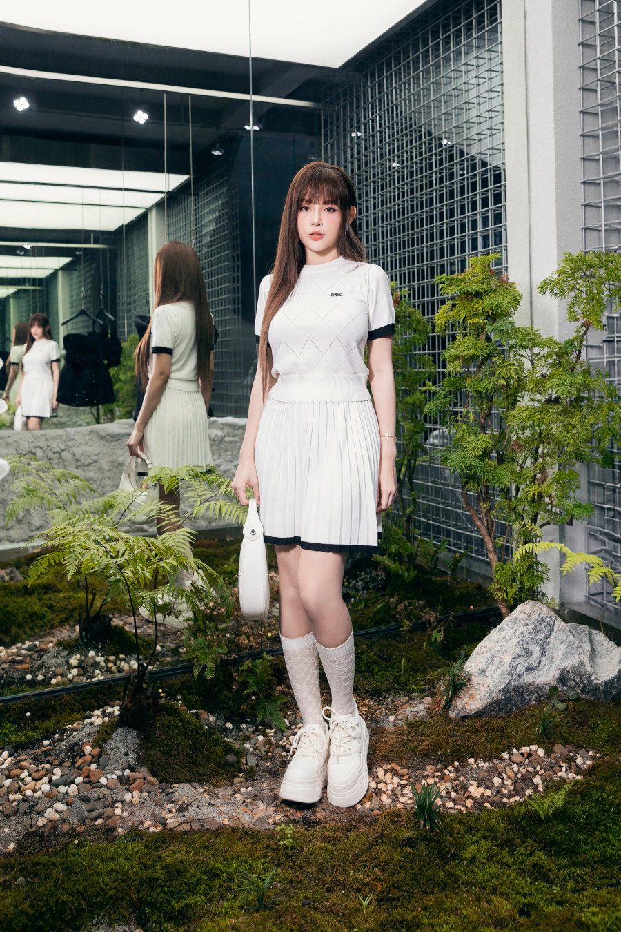 Huyền Baby chọn thiết kế tông màu trắng làm chủ đạo, phối cùng giày thể thao năng động. Từ sau Chị đẹp đạp gió rẽ sóng, cô được nhiều người động viên trở lại mạnh mẽ với các dự án nghệ thuật bên cạnh việc kinh doanh