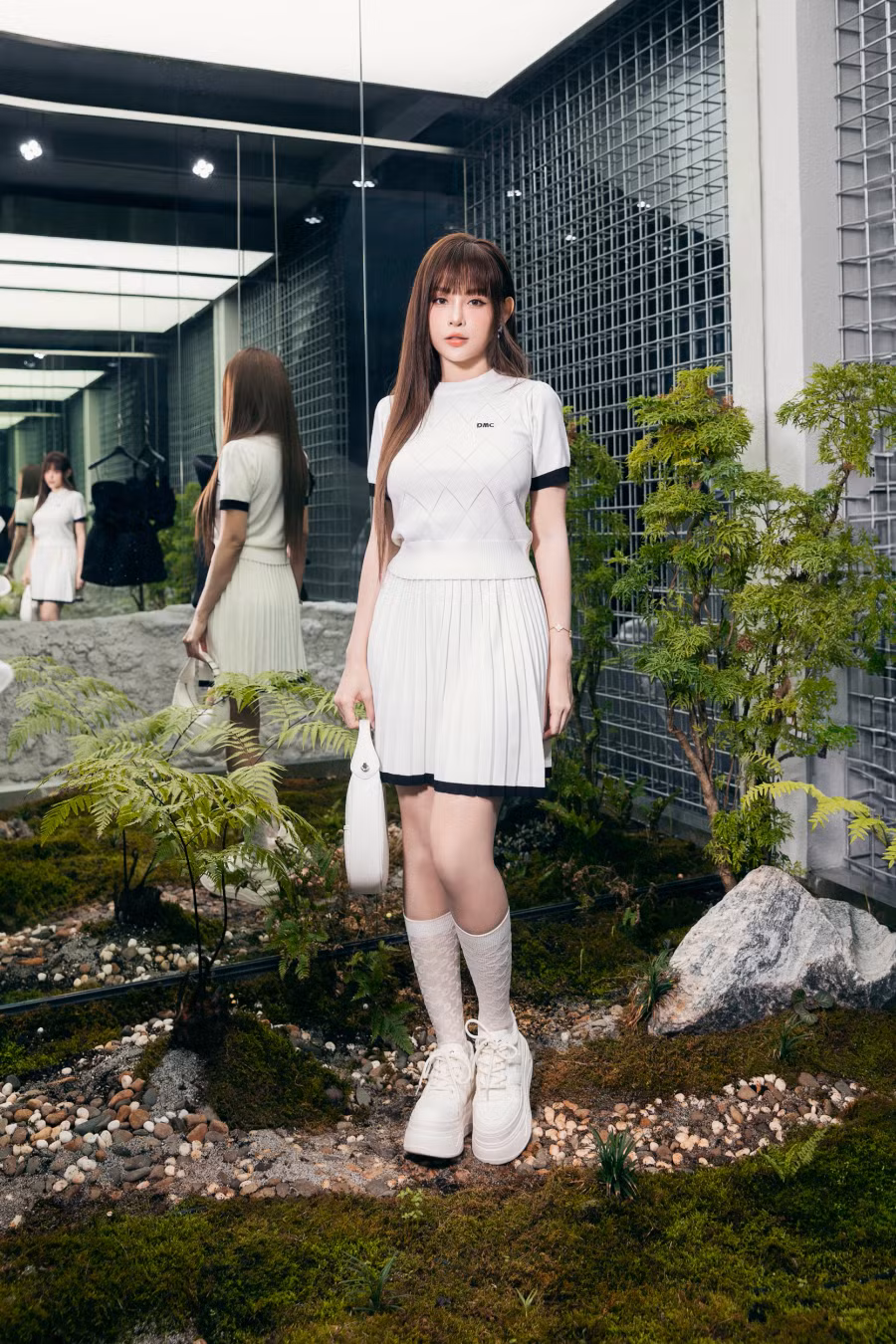 Huyền Baby chọn thiết kế tông màu trắng làm chủ đạo, phối cùng giày thể thao năng động. Từ sau Chị đẹp đạp gió rẽ sóng, cô được nhiều người động viên trở lại mạnh mẽ với các dự án nghệ thuật bên cạnh việc kinh doanh