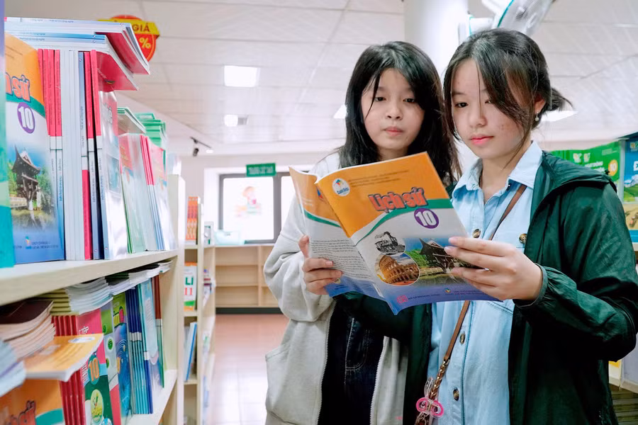 Học sinh chọn mua sách giáo khoa tại Nhà sách Thanh Niên (TP. Pleiku). Ảnh: Đ.T