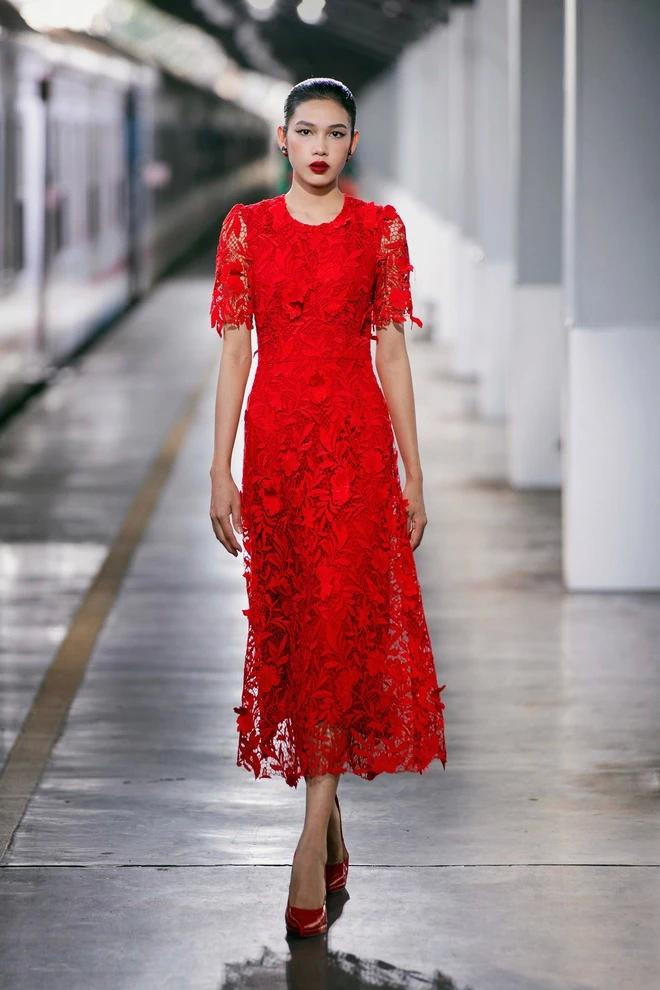 Gam màu cam ấm áp và nổi bật, đỏ mạnh mẽ giàu sức sống là những lựa chọn giàu tính ứng dụng, hợp với những chuyến du ngoạn, tiệc tối hay buổi trà chiều thi vị