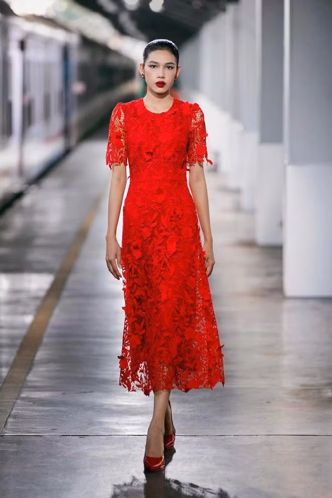 Gam màu cam ấm áp và nổi bật, đỏ mạnh mẽ giàu sức sống là những lựa chọn giàu tính ứng dụng, hợp với những chuyến du ngoạn, tiệc tối hay buổi trà chiều thi vị