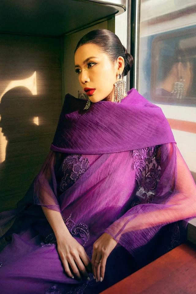 Những mảng họa tiết từ vải ren tạo điểm nhấn cho trang phục
