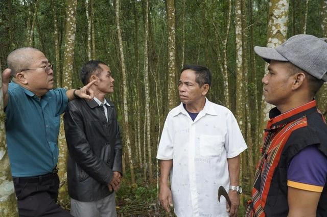 Ông Võ Văn Dự (bìa trái) cùng bà con Ho Rum