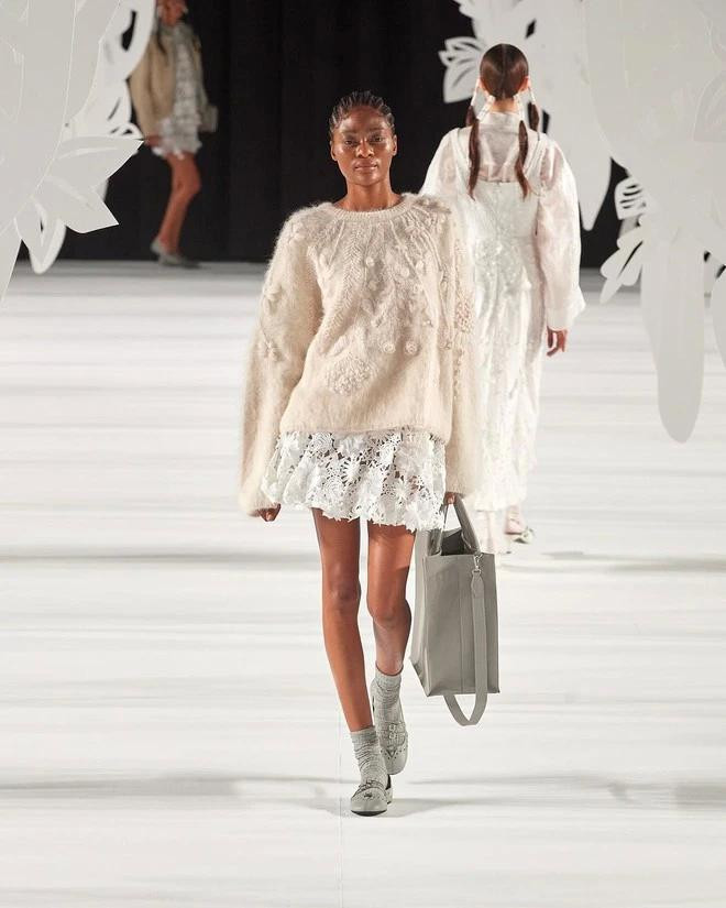 Các bản phối cho thấy khả năng linh hoạt tuyệt vời của áo váy ren