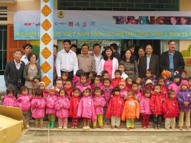 Tác giả (ngoài cùng bên trái) tặng áo ấm cho trẻ em vùng biên giới ở Hà Giang Tác giả (ngoài cùng bên trái) tặng áo ấm cho trẻ em vùng biên giới ở Hà Giang