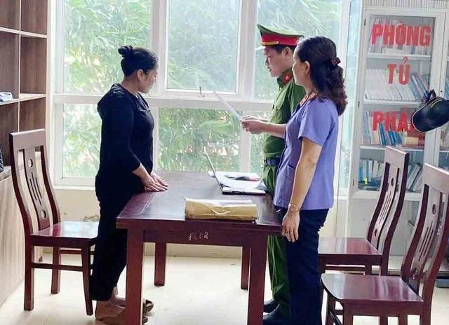 Cơ quan chức năng Nghệ An đọc lệnh bắt tạm giam Trần Thị Hằng Nga để điều tra hành vi lừa đảo xuất khẩu lao động. Cơ quan chức năng Nghệ An đọc lệnh bắt tạm giam Trần Thị Hằng Nga để điều tra hành vi lừa đảo xuất khẩu lao động.