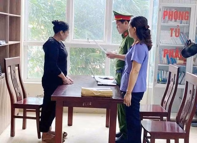 Cơ quan chức năng Nghệ An đọc lệnh bắt tạm giam Trần Thị Hằng Nga để điều tra hành vi lừa đảo xuất khẩu lao động.