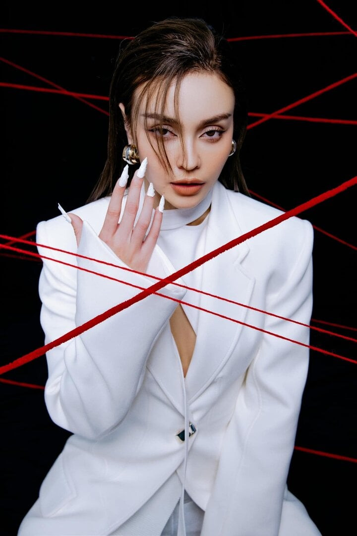 Nói về quyết định tham gia Miss Universe Vietnam 2024, MLee tiết lộ được truyền cảm hứng từ "Chị đẹp đạp gió rẽ sóng 2023". Bản thân MLee cũng biết rằng mình là thí sinh mới ở lĩnh vực sắc đẹp, nên cô tham gia cuộc thi với tinh thần cầu thị và rất mong nhận được sự góp ý, cổ vũ của khán giả. Nói về quyết định tham gia Miss Universe Vietnam 2024, MLee tiết lộ được truyền cảm hứng từ "Chị đẹp đạp gió rẽ sóng 2023". Bản thân MLee cũng biết rằng mình là thí sinh mới ở lĩnh vực sắc đẹp, nên cô tham gia cuộc thi với tinh thần cầu thị và rất mong nhận được sự góp ý, cổ vũ của khán giả.